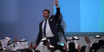 Life coach Tony Robbins shares top career advice: Self-education